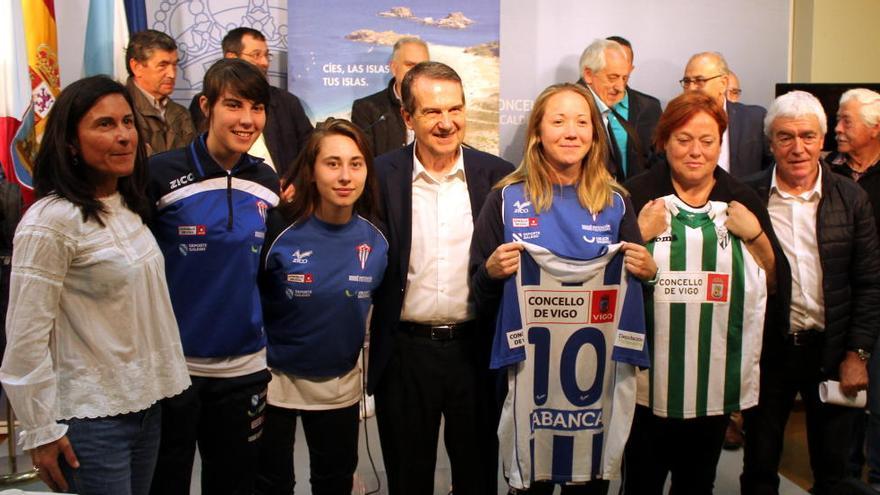 Un instante de la presentación de la fase final de la Copa Vigo, en el Concello. // FdV