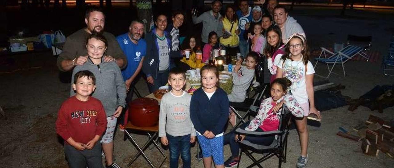 Las familias eligieron el pinar del arenal de A Concha para su fiesta. // Noé Parga