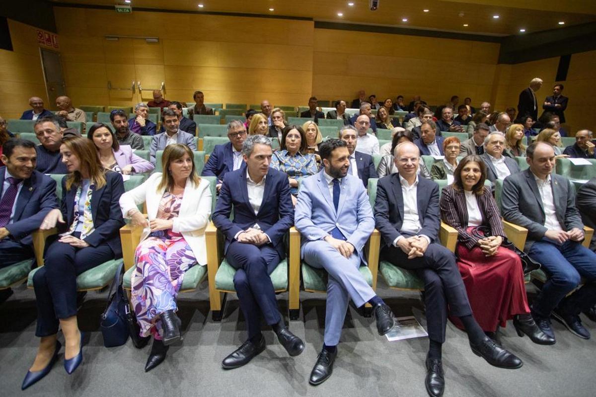 Las principales autoridades antes del inicio del acto.