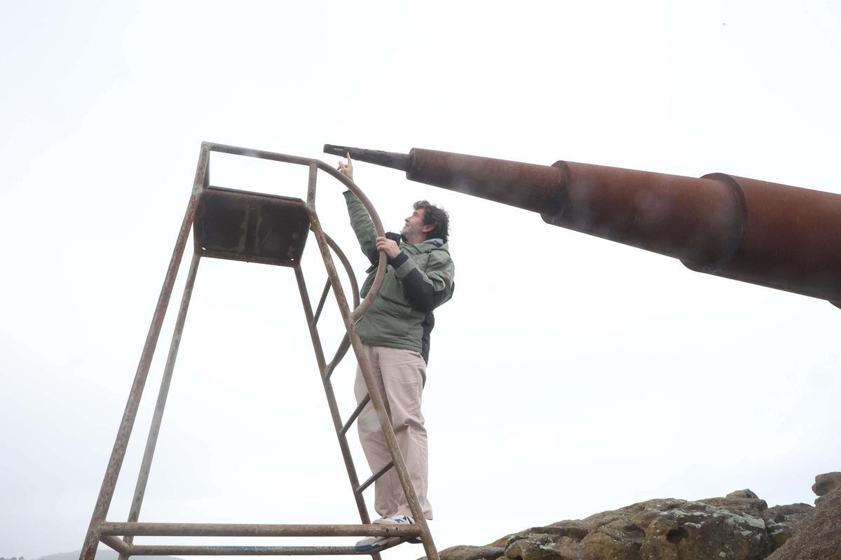 Enrique Saavedra, autor del 'mirón' gigante que divisa el Atlántico desde Arteixo