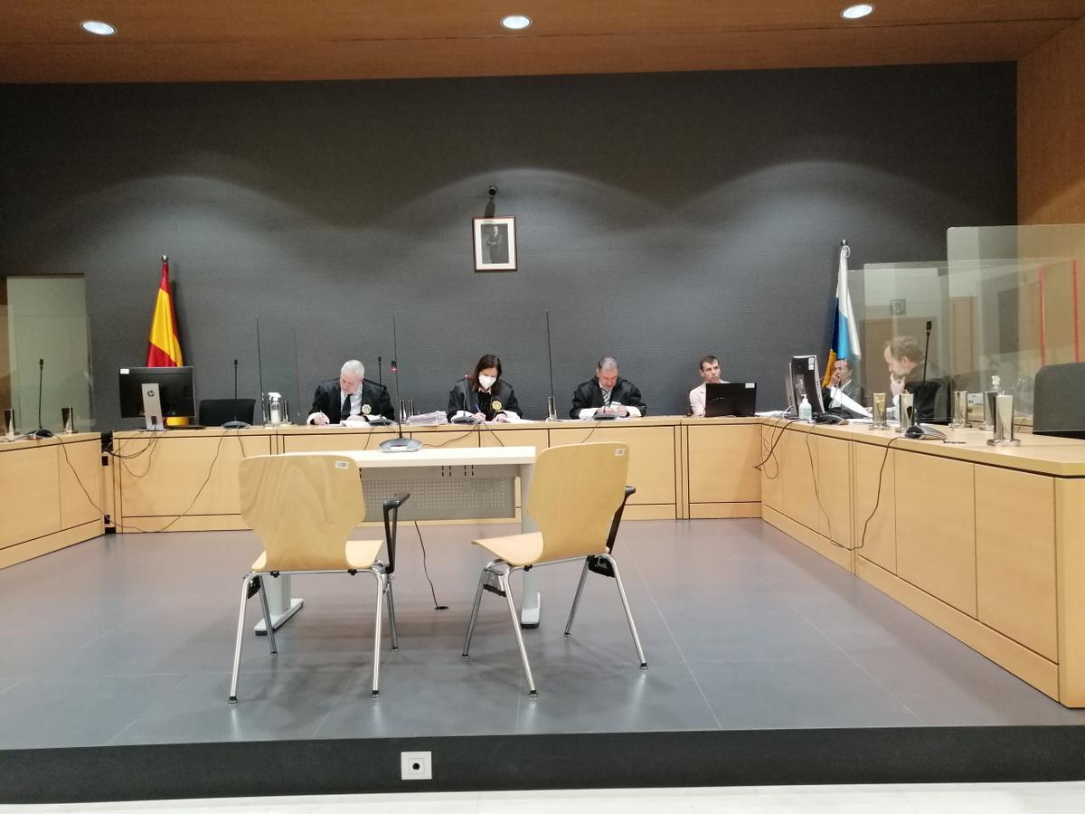 El tribunal, presidido por Pilar Parejo (en el centro), durante la celebración del juicio este miércoles, con el fiscal Jorge Pobre a la derecha
