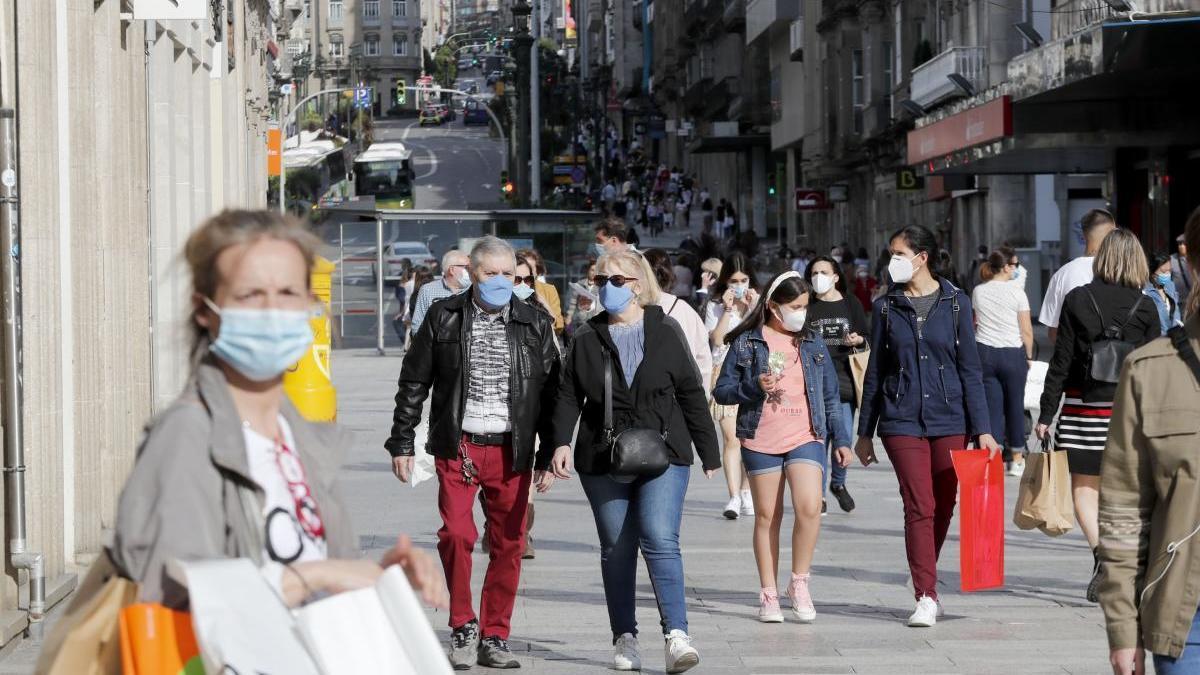 Viandantes caminando con mascarilla por la calle Príncipe de Vigo. // J. Lores