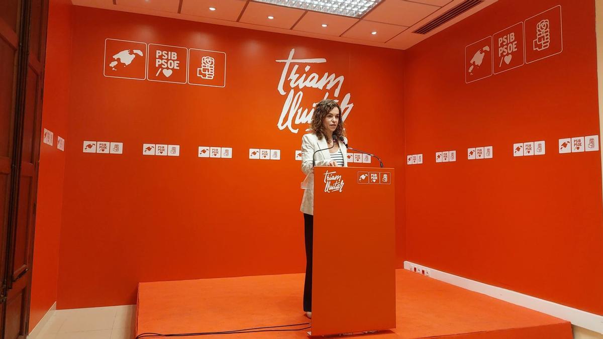 Archivo - La vicesecretaria general del PSIB, Rosario Sánchez, comparece en rueda de prensa.