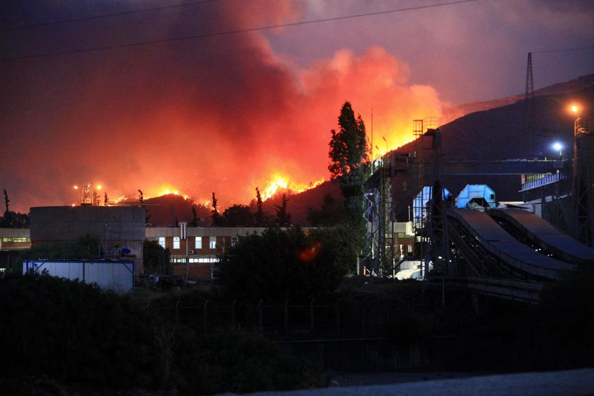 Fuego cerca de la central de energía de Yenikoy Kemerköy, cerca de la ciudad del mismo nombre, en Turquía.