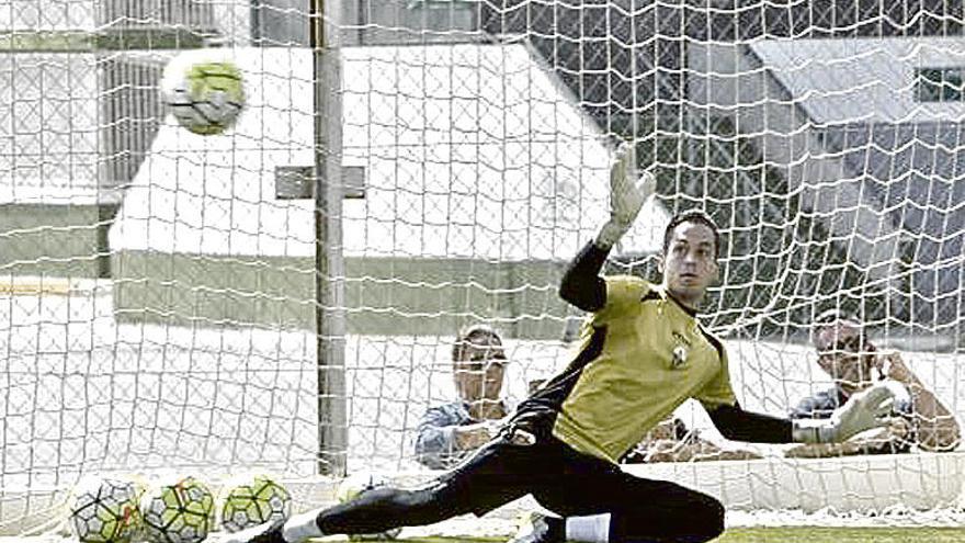 Javi Jiménez, durante un entrenamiento en su etapa como jugador del Elche.