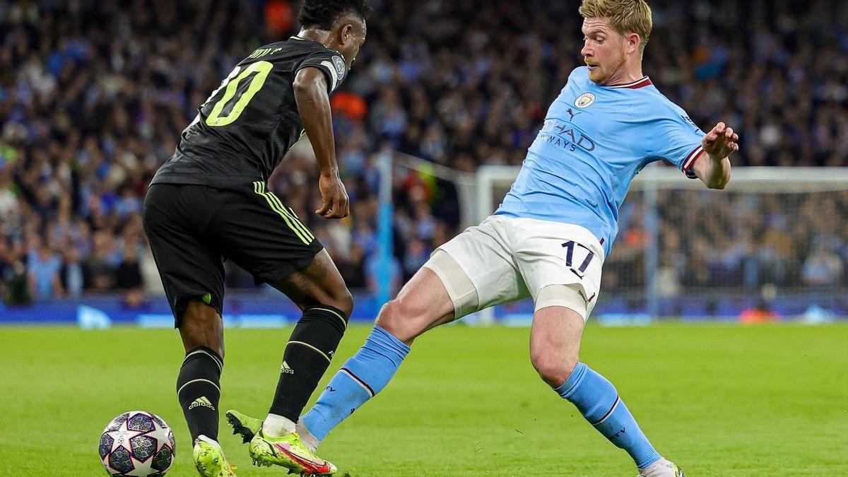 Vinicius Junior, jugador del Real Madrid, intenta zafarse de Kevin de Bruyne, del Manchester City, en la vuelta del partido de Champions.