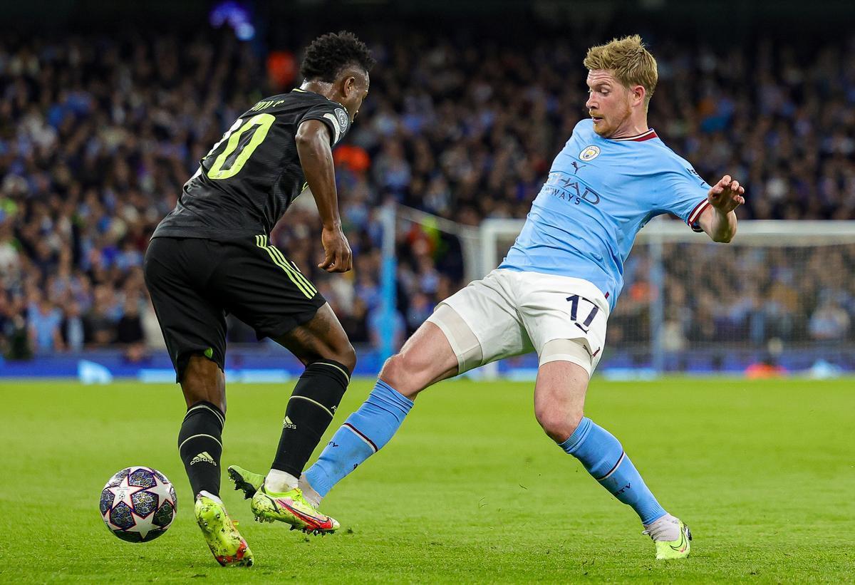 Vinicius Junior, jugador del Real Madrid, intenta zafarse de Kevin de Bruyne, del Manchester City, en la vuelta del partido de Champions.