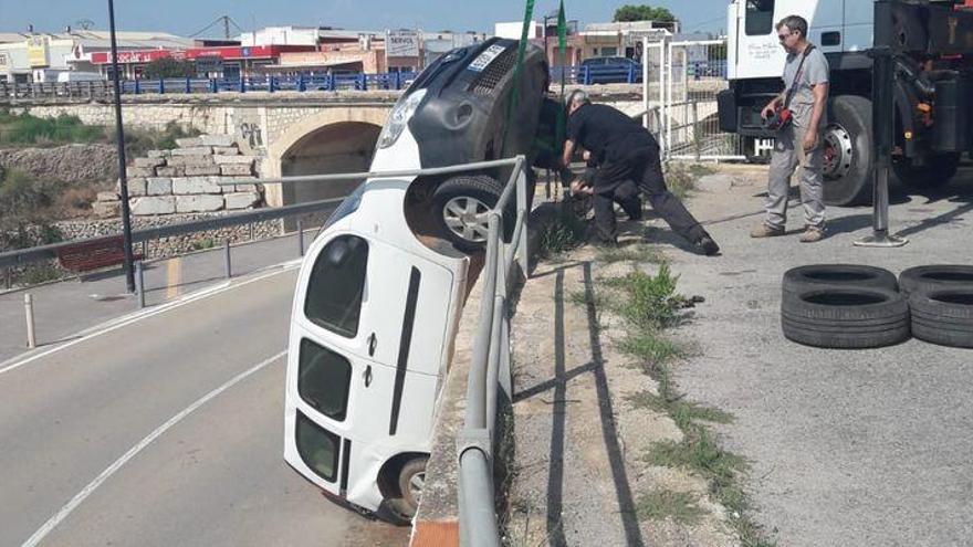 Una conductora confunde la marcha y precipita su coche en Vinaròs