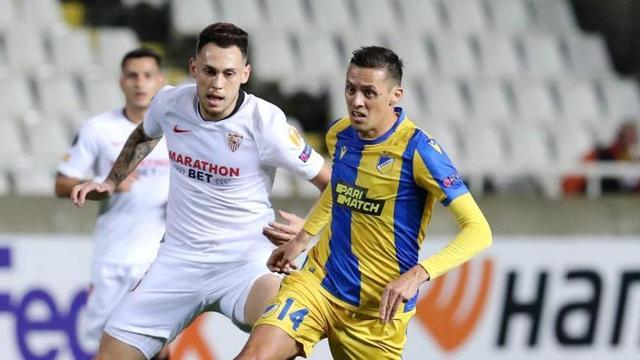 Uros Matic y Lucas Ocampos disputan un balón.