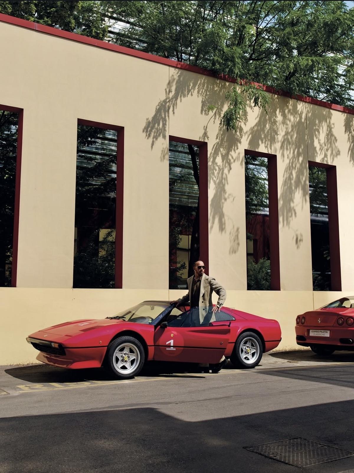 Lewis Hamilton posando con un Ferrari