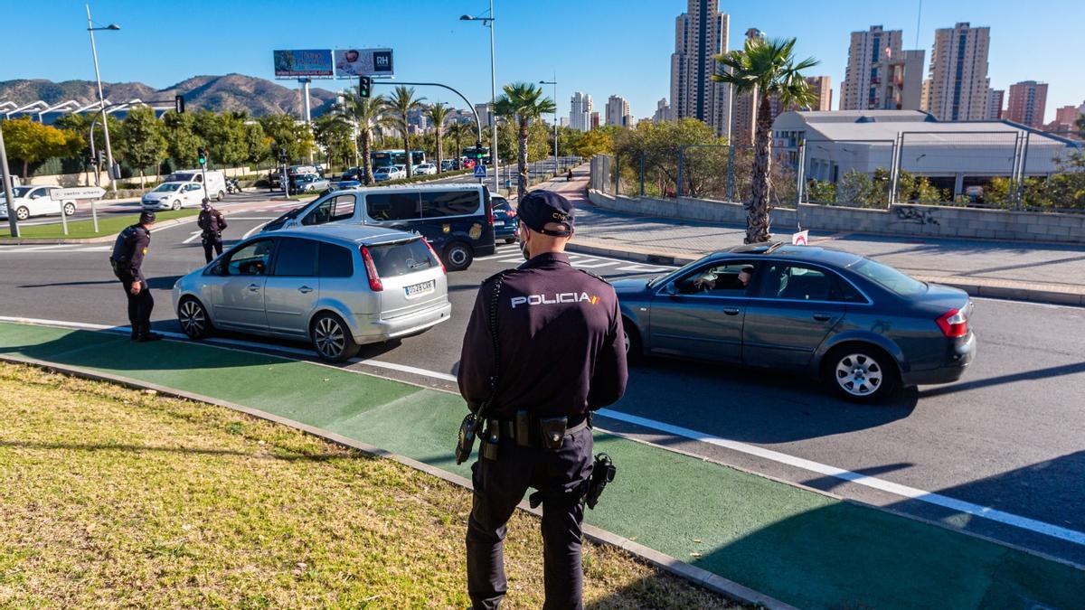 Los controles policiales provocan colas kilométricas en Alicante