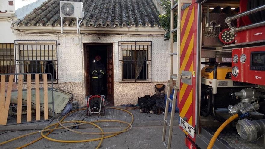 Desalojan a una familia por un incendio en Palma del Río