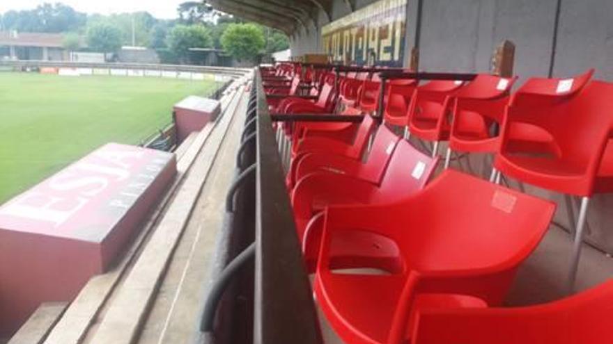 La tribuna de l&#039;estadi de la Unió Esportiva Olot.