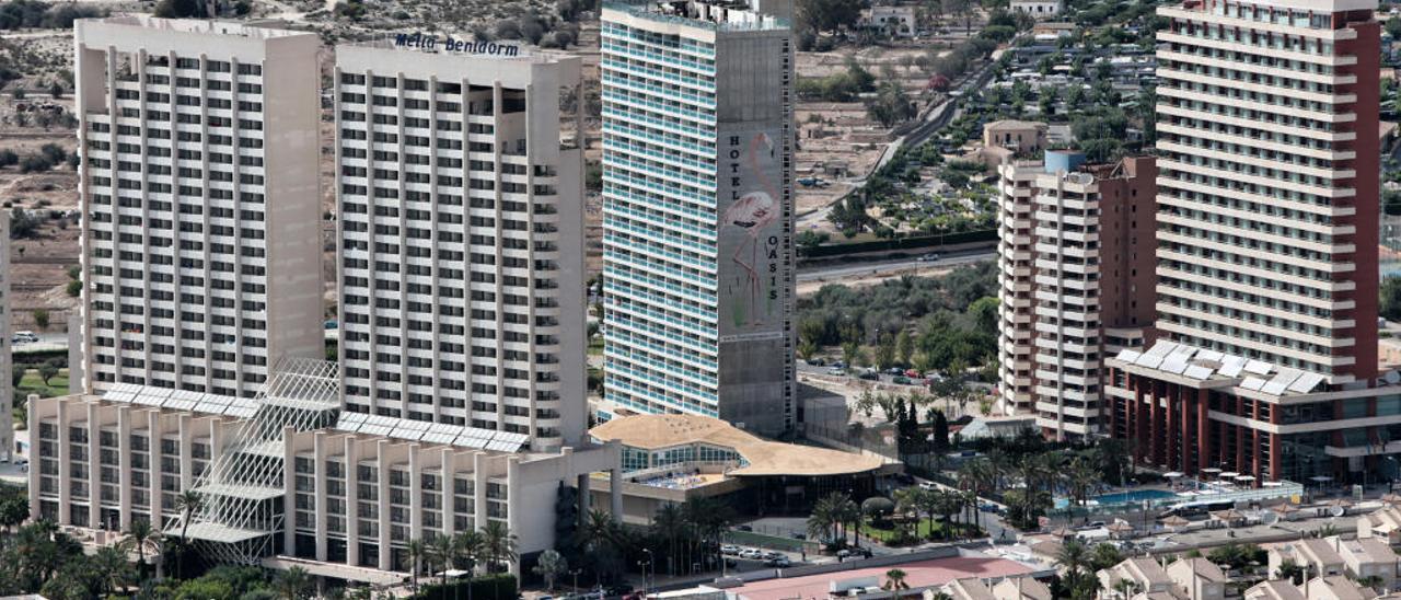 En el centro, el hotel Flamingo de Benidorm, que compró Azora en mayo.
