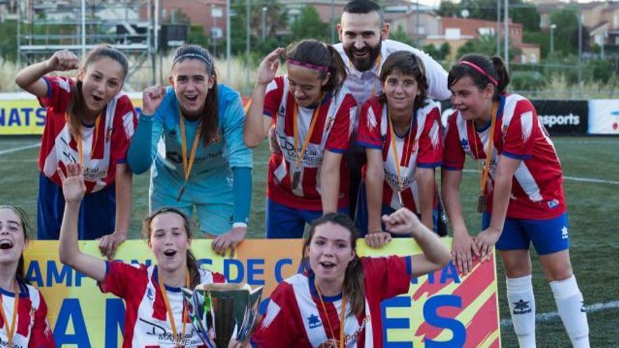 Les manresanes amb la copa com a campiones catalanes