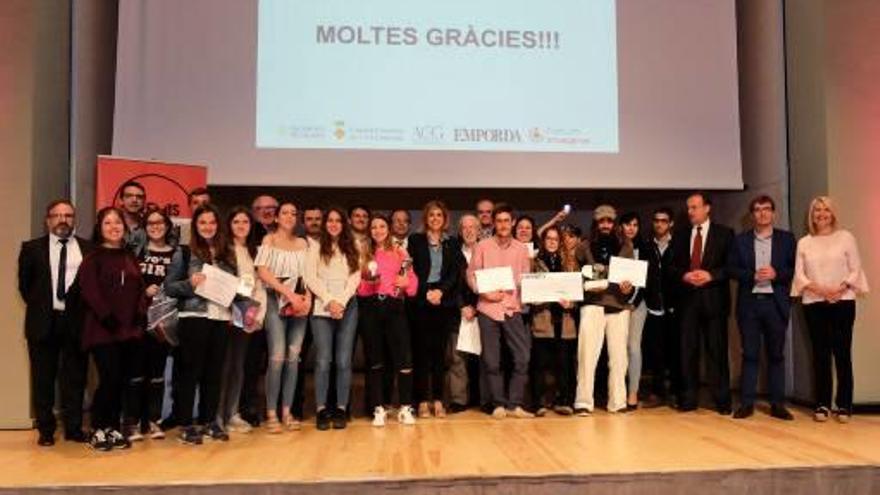 Foto de família amb tots els guardonats de la novena edició dels Premis Emprenedors.