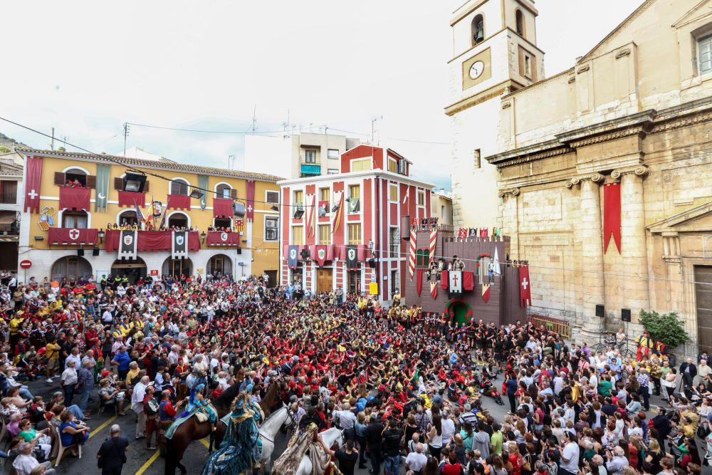 El singular baile moro, la batalla entre los dos bandos con el tiroteo con arcabuces, la Embajada y la procesión centran la jornada