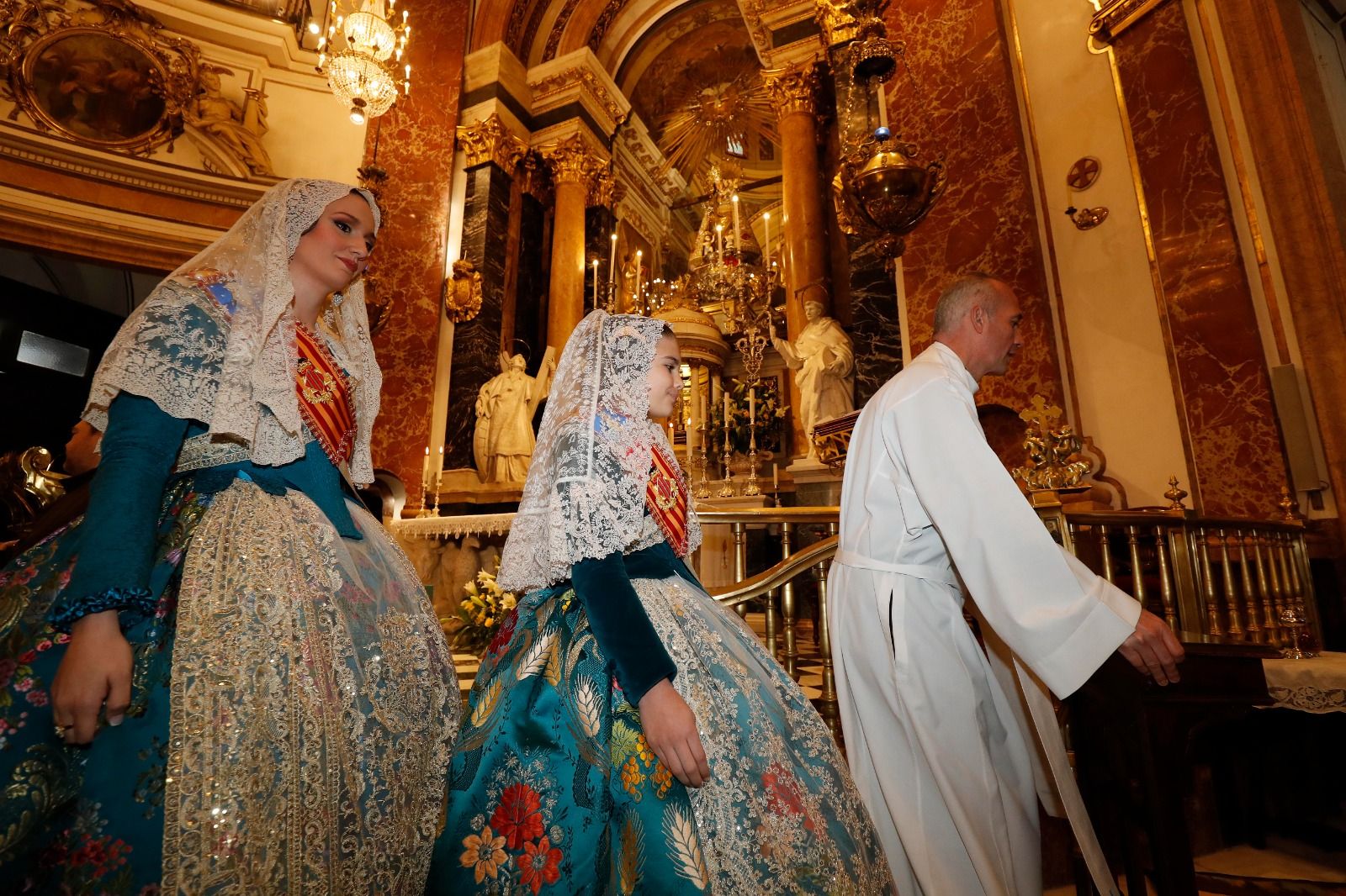 Falleras Mayores de toda una vida ante la Virgen