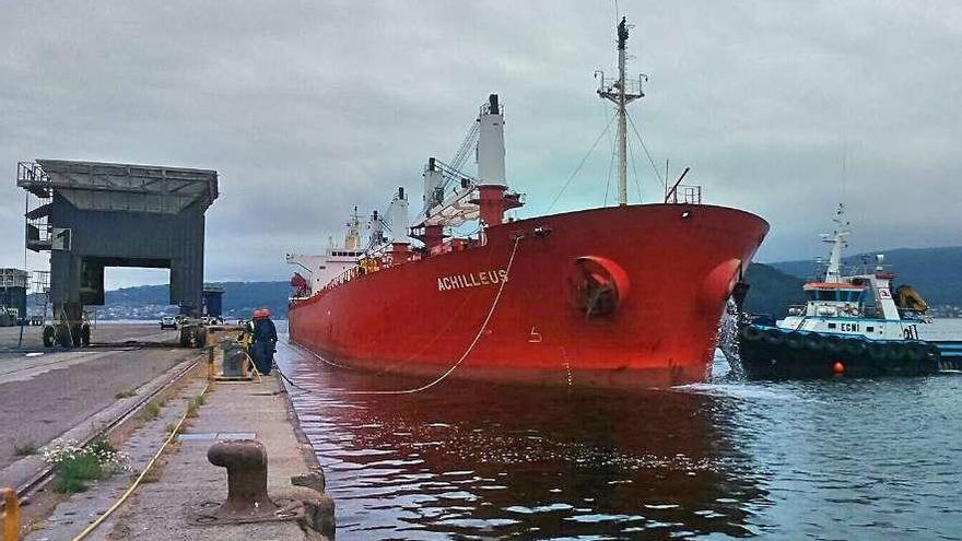 El buque &quot;Achilleus&quot;, atracado en el muelle Manuel Leirós del puerto de Marín.  // Santos Álvarez
