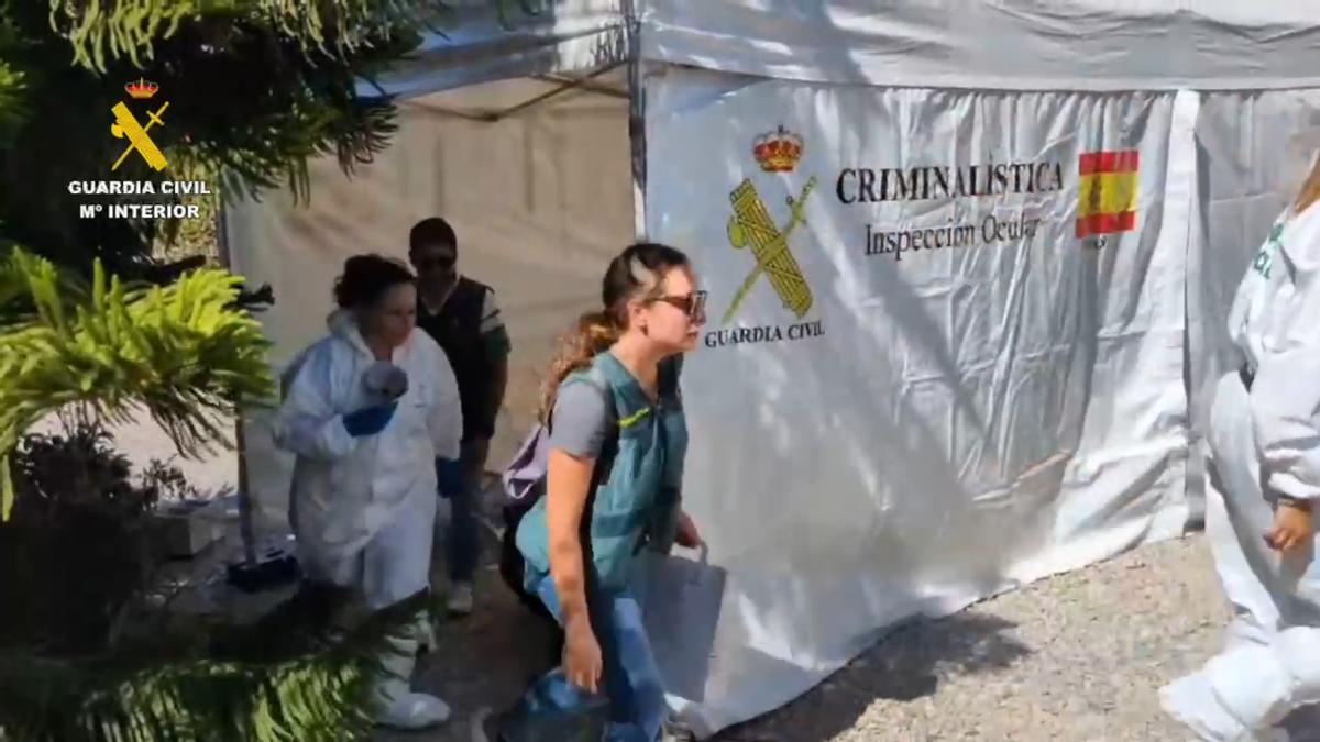 Los investigadores de la Guardia Civil trabajan en el caso de los amigos asesinados en Mazarrón