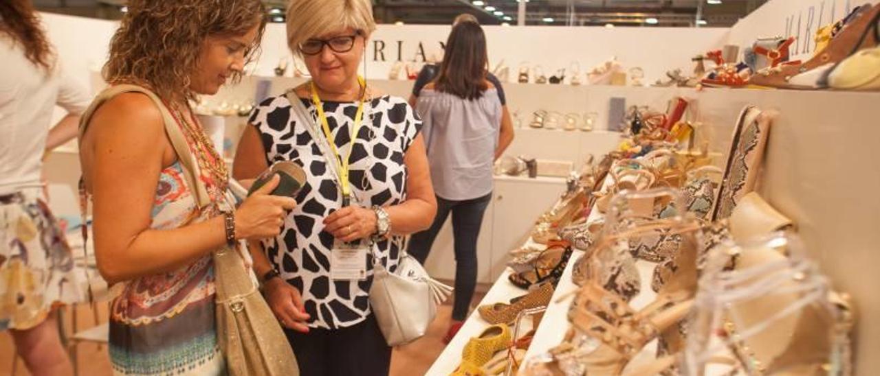 Las últimas tendencias de calzado de una de las empresas ilicitanas que participó en la feria de Madrid, durante la última edición celebrada este mes.