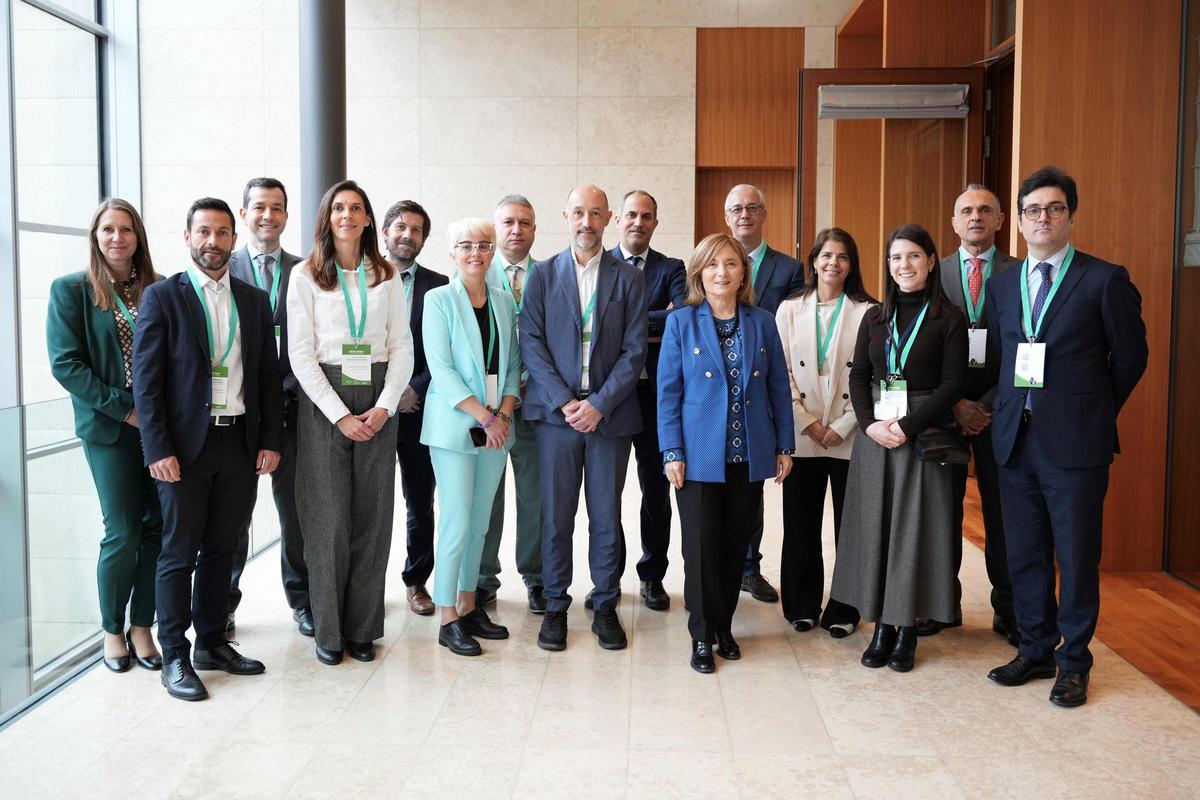 Ponentes junto a la vicepresidenta del BEI, Gelsomina Vigliotti.