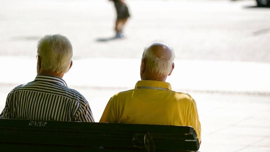 Dos pensionistas sentados en un banco