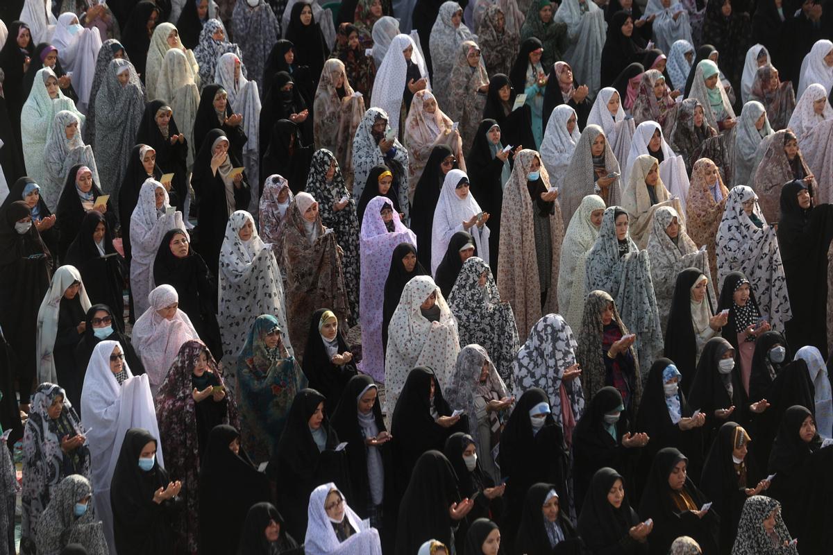 Los musulmanes celebran el fin del Ramadán. Fiesta del Eid al-Fitr en el santuario de Abdol-Azim, en Teherán (Irán).