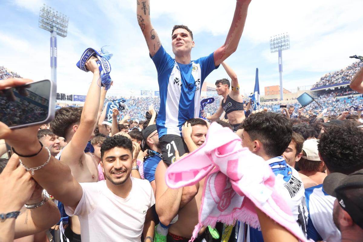 Los jugadores celebrando en el ascenso en el campo