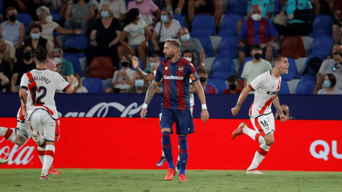 Los futbolistas del Rayo celebran el empate ante la desolación de Morales.