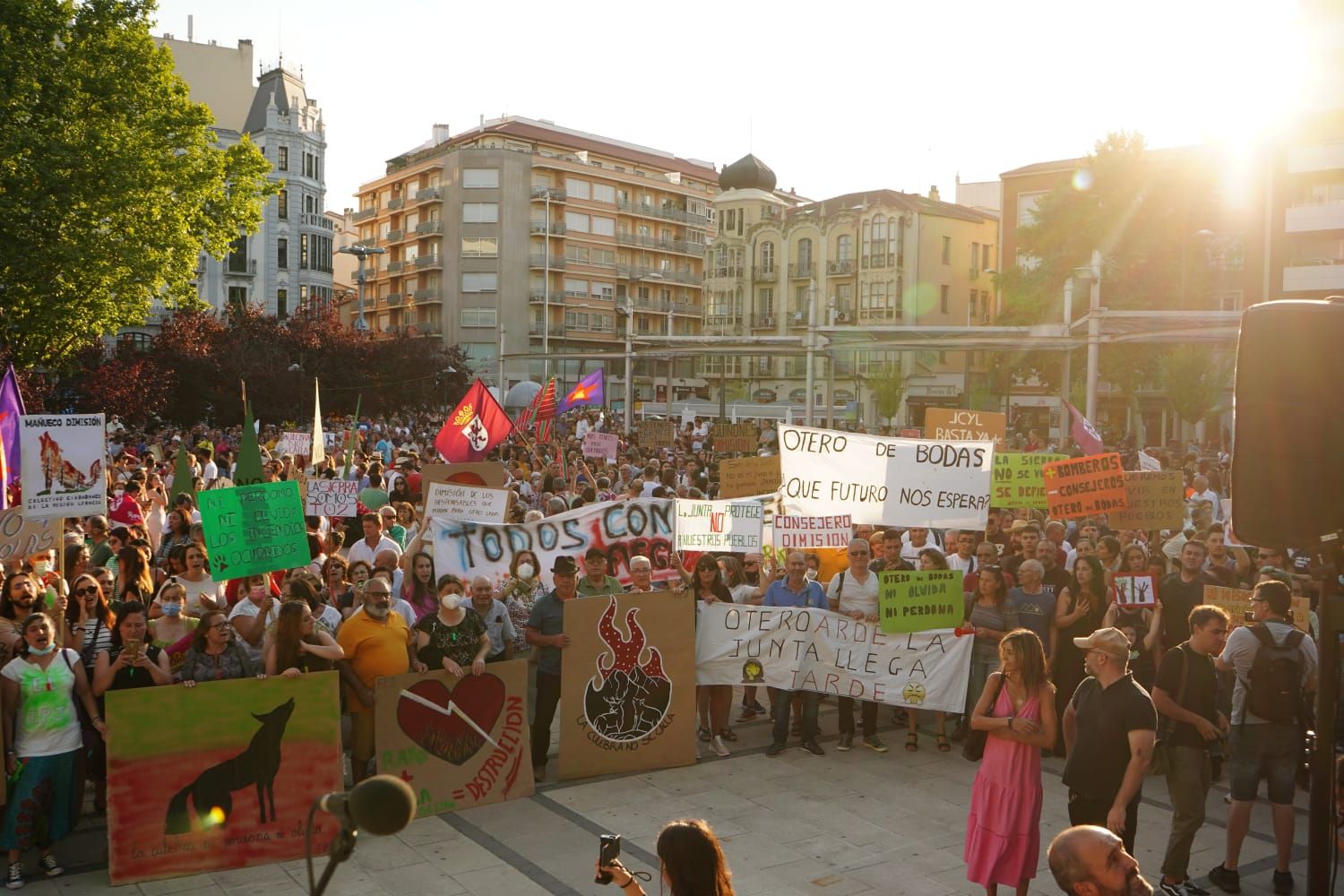 Manifestación por la gestión de los incendios.