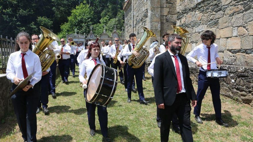 Procesión coa Artística de Merza en Saídres. | |