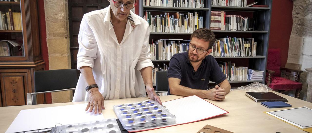 Magdalena Rosselló y Marcos Augusto contemplan parte de la colección de monedas que reunió Luis Ferbal.