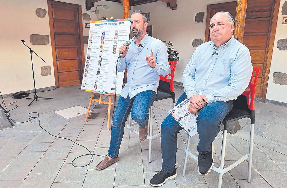 El alcalde Juan Antonio Peña y el edil de Cultura, Juan Martel, en la presentación de la programación cultural.