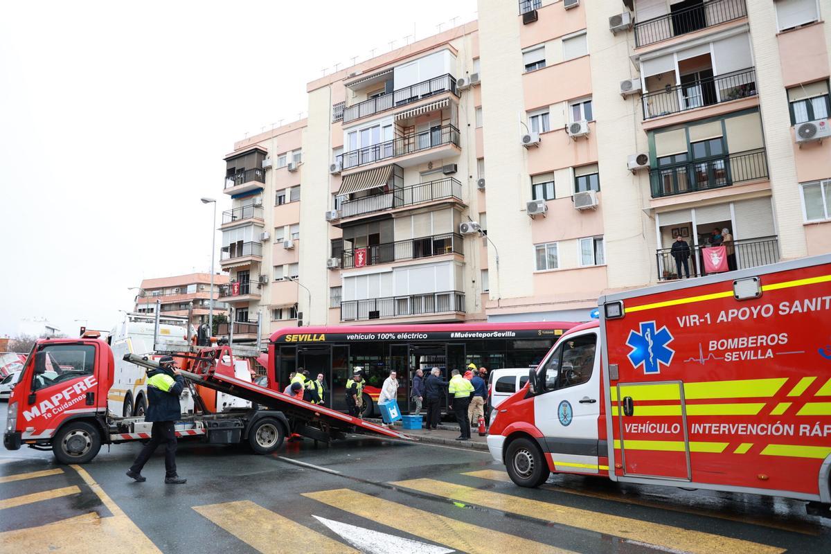 Un accidente con un autobús de Tussam deja 20 heridos en Nervión