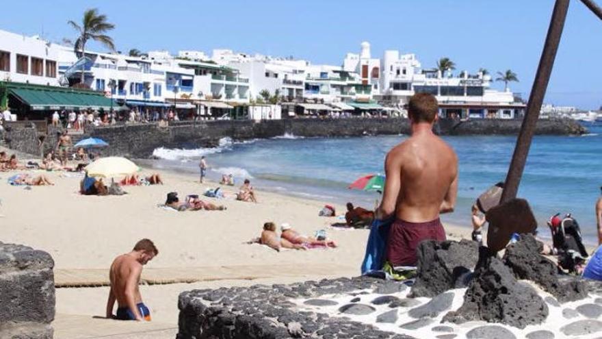 Imagen de archivo de la conocida como &quot;Playa del pueblo&quot; de Playa Blanca.