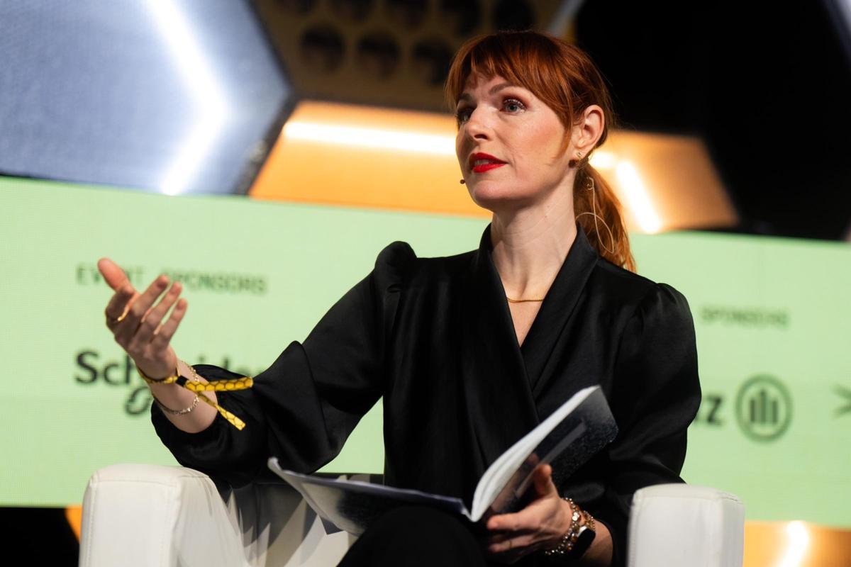 La experta en robótica Kate Darling participa en una charla en el Talent Arena, en la Plaça d’Espanya, donde aborda los retos sociales y tecnológicos de la inteligencia artificial y la robótica.