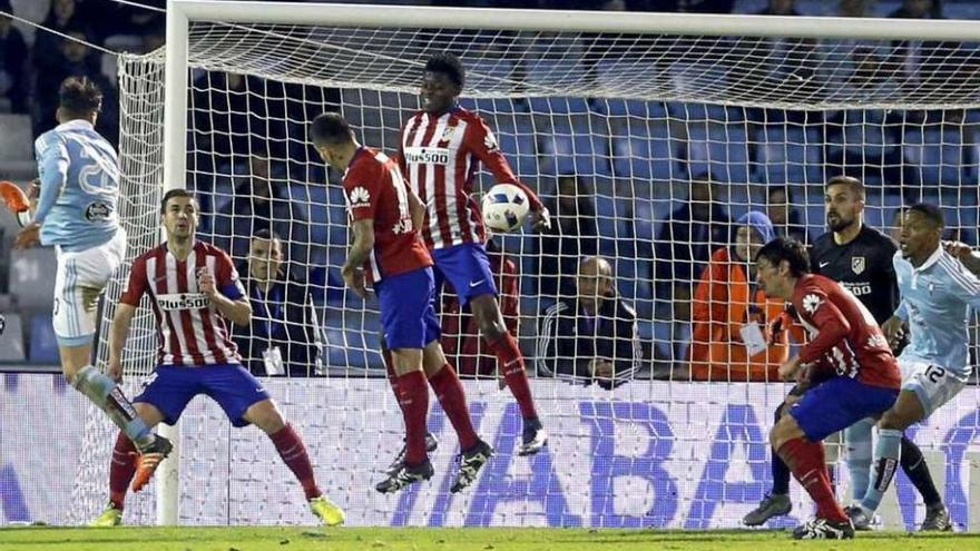 Momento en el que Thomas desvía el balón con la mano en el minuto 90. // FDV