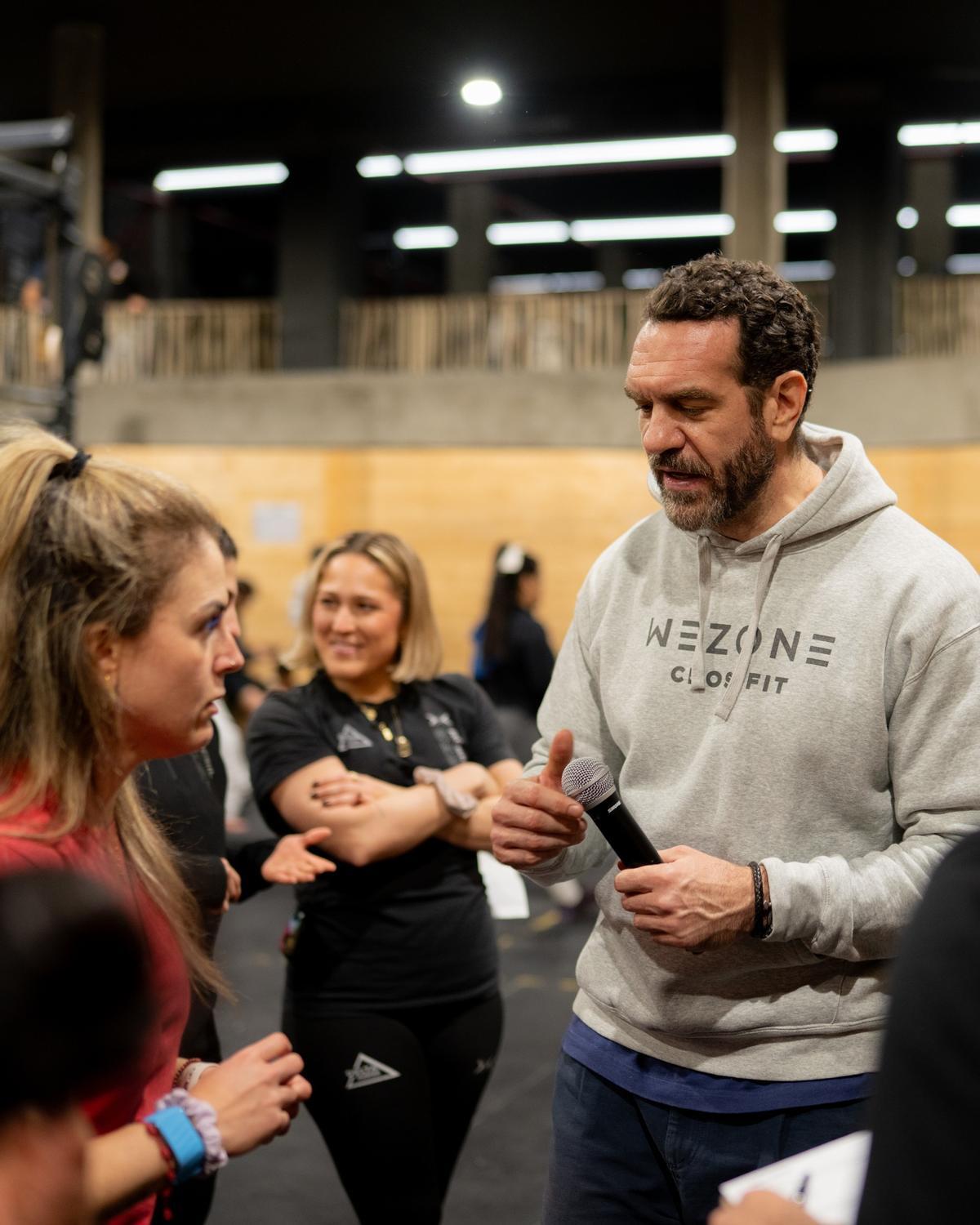 Felipe Romero, socio fundador de Wezone junto al equipo de jueces Delta Judge.