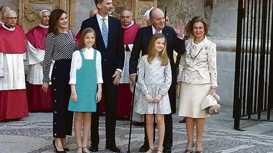 La Familia Real a las puertas de la Catedral en la pasada Misa de Pascua.