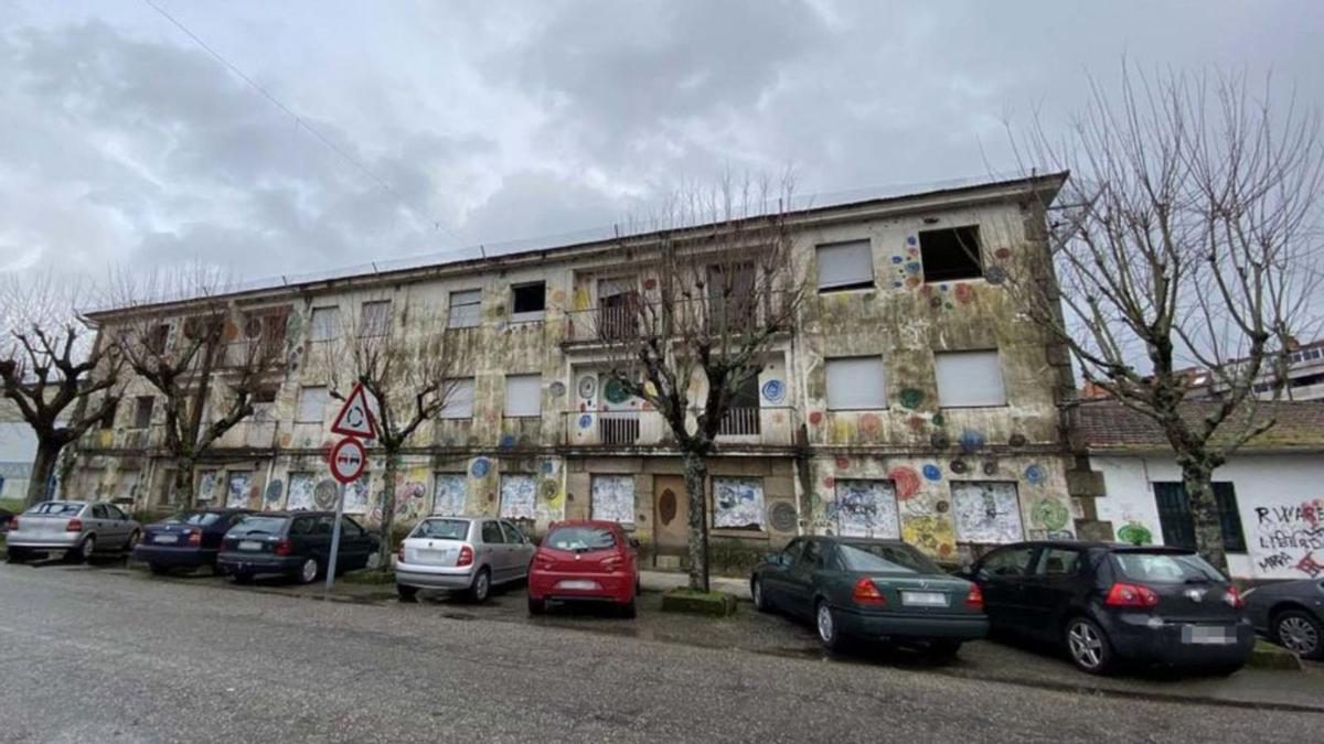 Exterior de las “vivendas dos mestres”, en la Avenida Mendiño de Redondela. |   // FDV