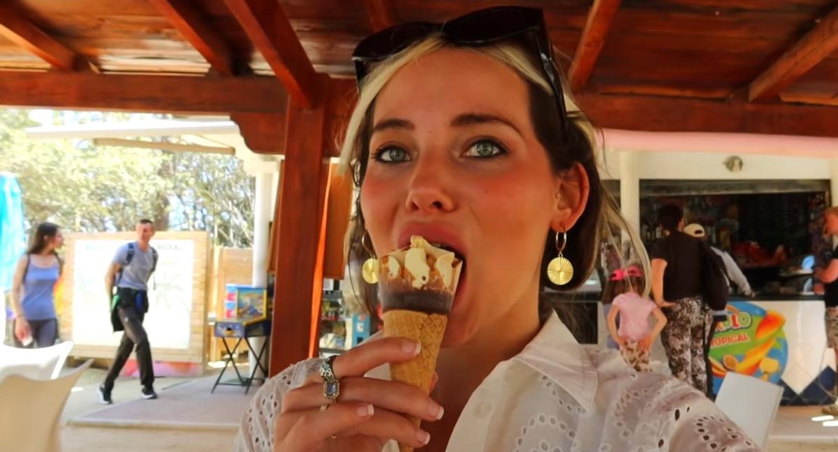 La influencer disfrutando de un helado.
