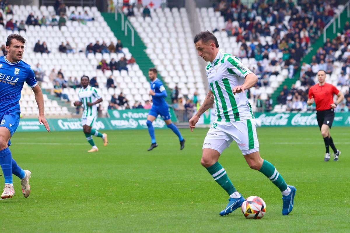 Christian Carracedo corre la banda derecha de El Arcángel durante el encuentro entre el Córdoba CF y el Melilla.