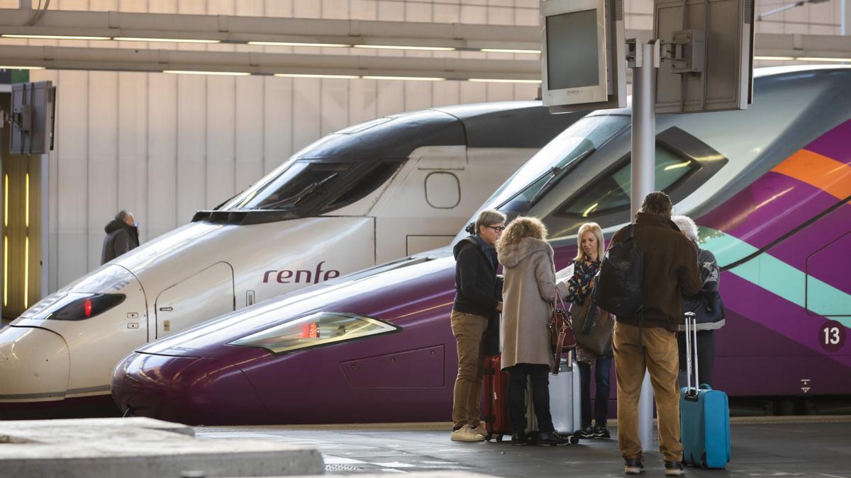 Un tren Renfe y otro AVLO en la Estacion Joaquin Sorolla de València.