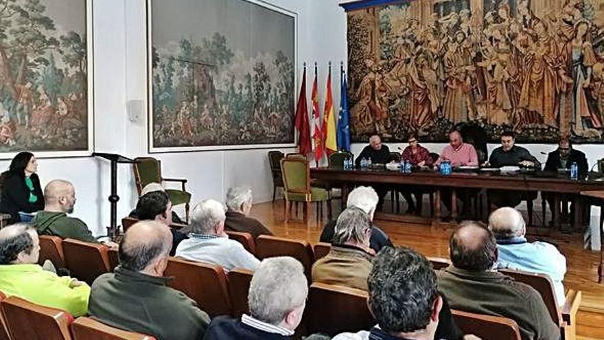 Una reunión de regantes del canal de San José celebrada recientemente en Toro.