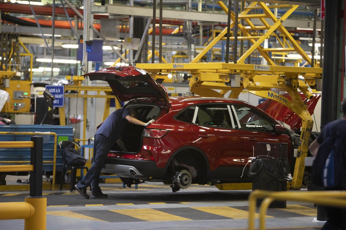 Un coche en producción en Ford Almussafes, en una imagen de archivo.