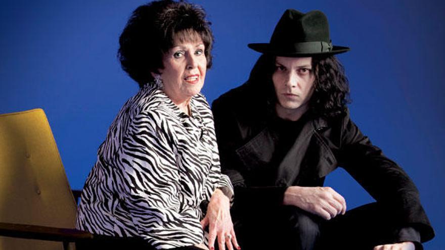 Wanda Jackson con Jack White, productor de su último disco.