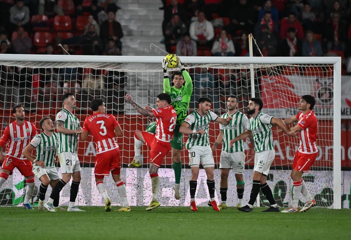 Íker Álvarez ataja un balón aéreo durante el encuentro del Córdoba CF en Almería.