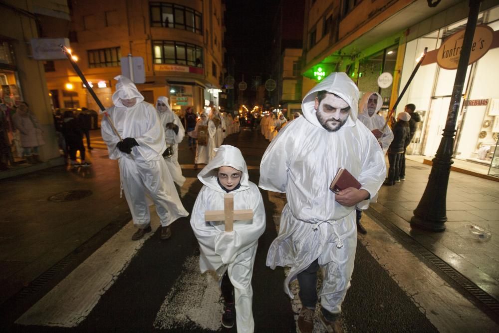 El festival Panic arranca en la capital estradense con un terrorífico desfile, concierto y un maratón de cine para pasar miedo.