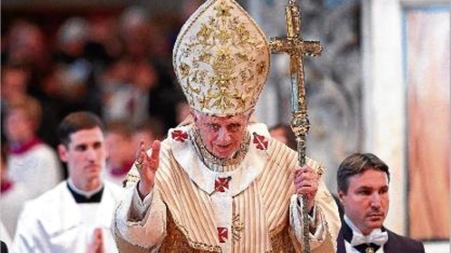 El papa Ratzinger va ordenar bisbes ahir quatre monsenyors, entre ells, Georg Gänswein.